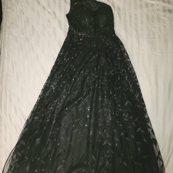 Black gown - Picture 3 of 5